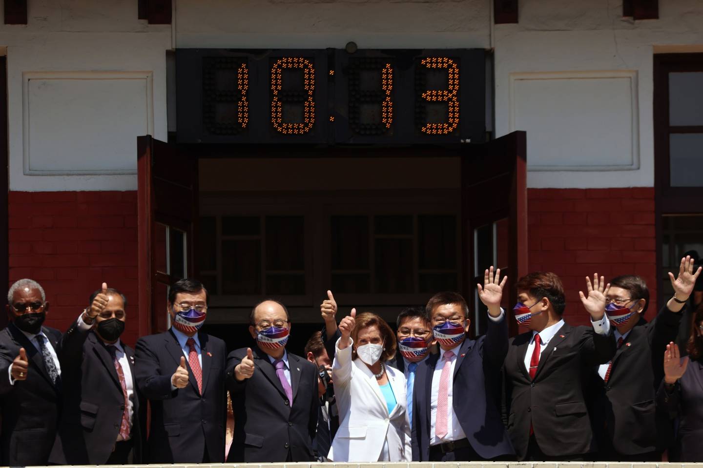 La presidenta de la Cámara de Representantes de Estados Unidos, Nancy Pelosi, en el centro, gesticula con los legisladores en el Yuan Legislativo en Taipéi, Taiwán, el miércoles 3 de agosto de 2022.