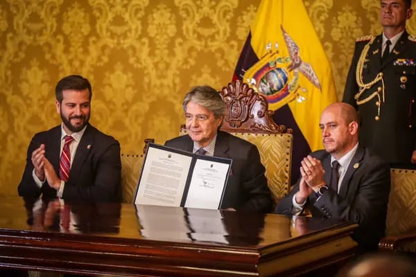 Guillermo Lasso firma el decreto-ley de Atracción de Inversión o de zonas francas.