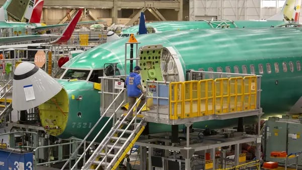 Crise da Boeing ganha novo capítulo com pressão de trabalhadores por aumento de 40%dfd