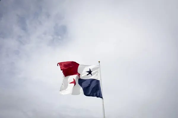 Bandera en Canal de Panamá.