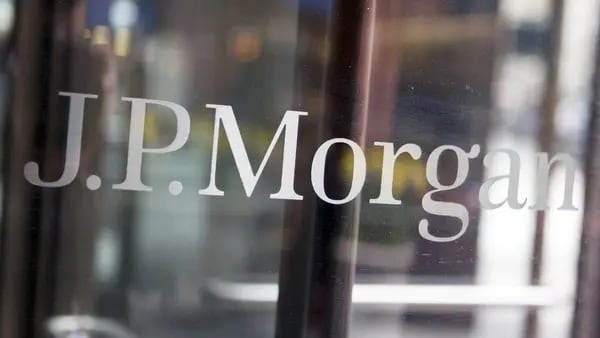 JPMorgan sugiere reducir posiciones en efectivo y diversificar cartera de inversióndfd