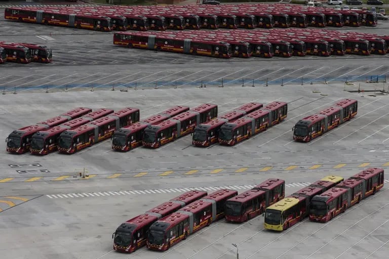 Los autobuses de Transmilenio SA están estacionados en un lote en esta fotografía aérea tomada sobre Bogotá, Colombia, el martes 7 de abril de 2020.dfd