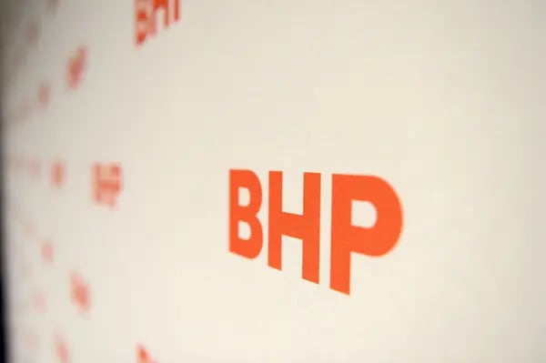 El logo de BHP durante su reunión anual con accionistas en Australia.