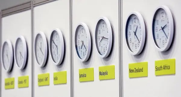 relojes de pared con zonas horarias