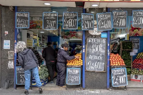 Precios exhibidos afuera de una tienda de comestibles en Buenos Aires, Argentina, el viernes 18 de agosto de 2023. Fotógrafo: Erica Canepa/Bloomberg