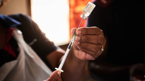 Vacuna de J&J será restringida en EE.UU. por efecto de coagulacióndfd
