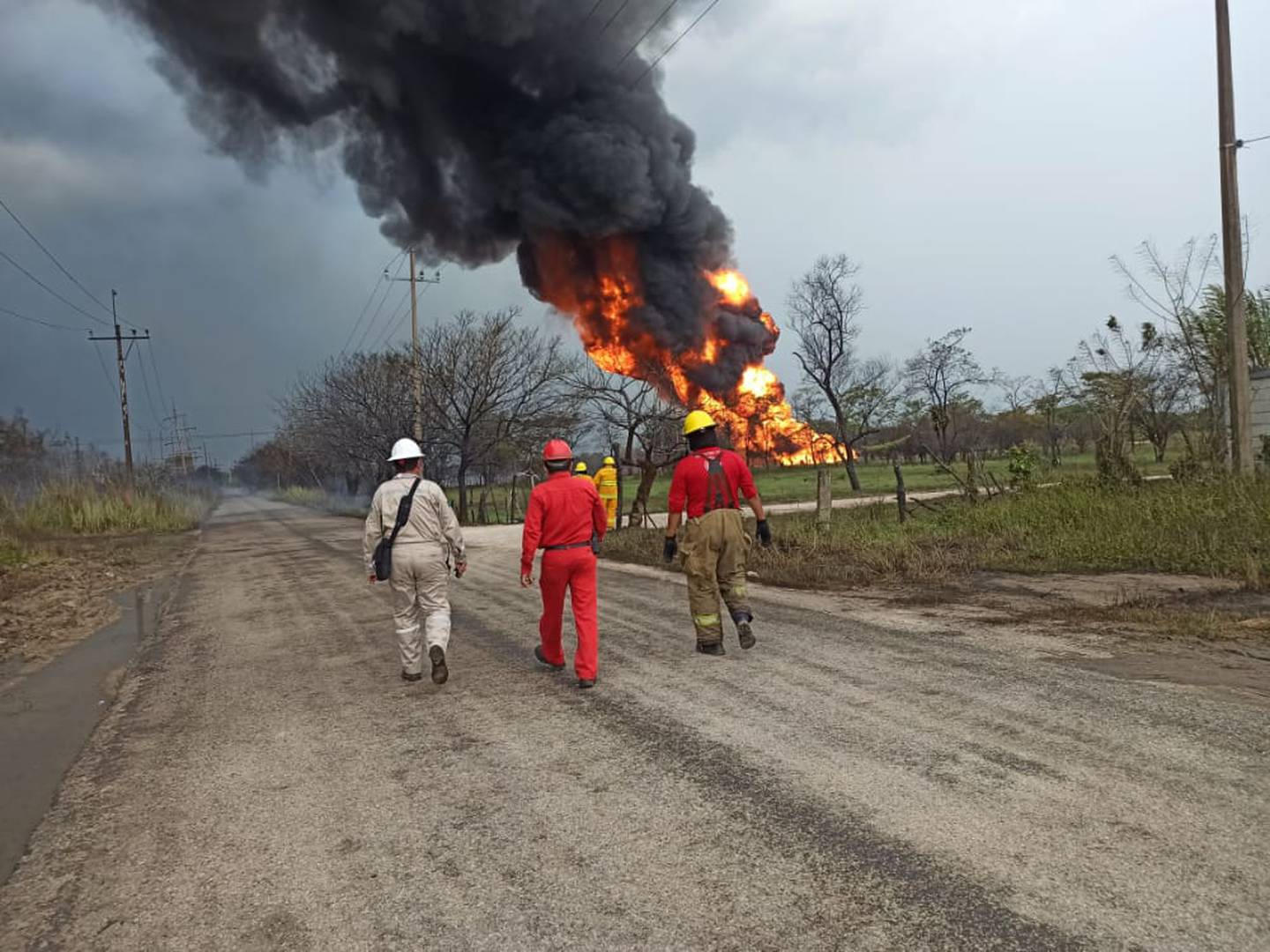 Bomberos de Protección de Civil se dirigen al incendio de un gasoducto de Pemex en Tabasco (Foto: Protección Civil Tabasco).