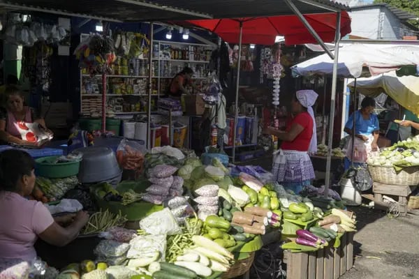 Vendedores en un mercado local en San Salvador, El Salvador, el martes 19 de julio de 2022. La apuesta de El Salvador por el Bitcoin está agravando una crisis de deuda en el país con problemas financieros, que ha estado luchando para hacer frente a amplios déficits fiscales, ya que un bono de 800 millones de dólares vence en enero.