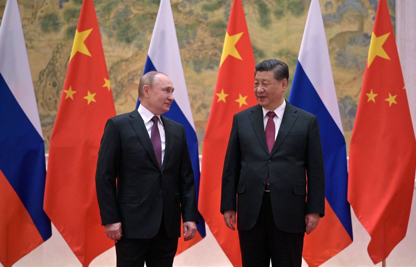 El presidente ruso Vladimir Putin (I) y el presidente chino Xi Jinping posan durante su reunión en Pekín, el 4 de febrero de 2022. Fotógrafo: Alexei Druzhinin