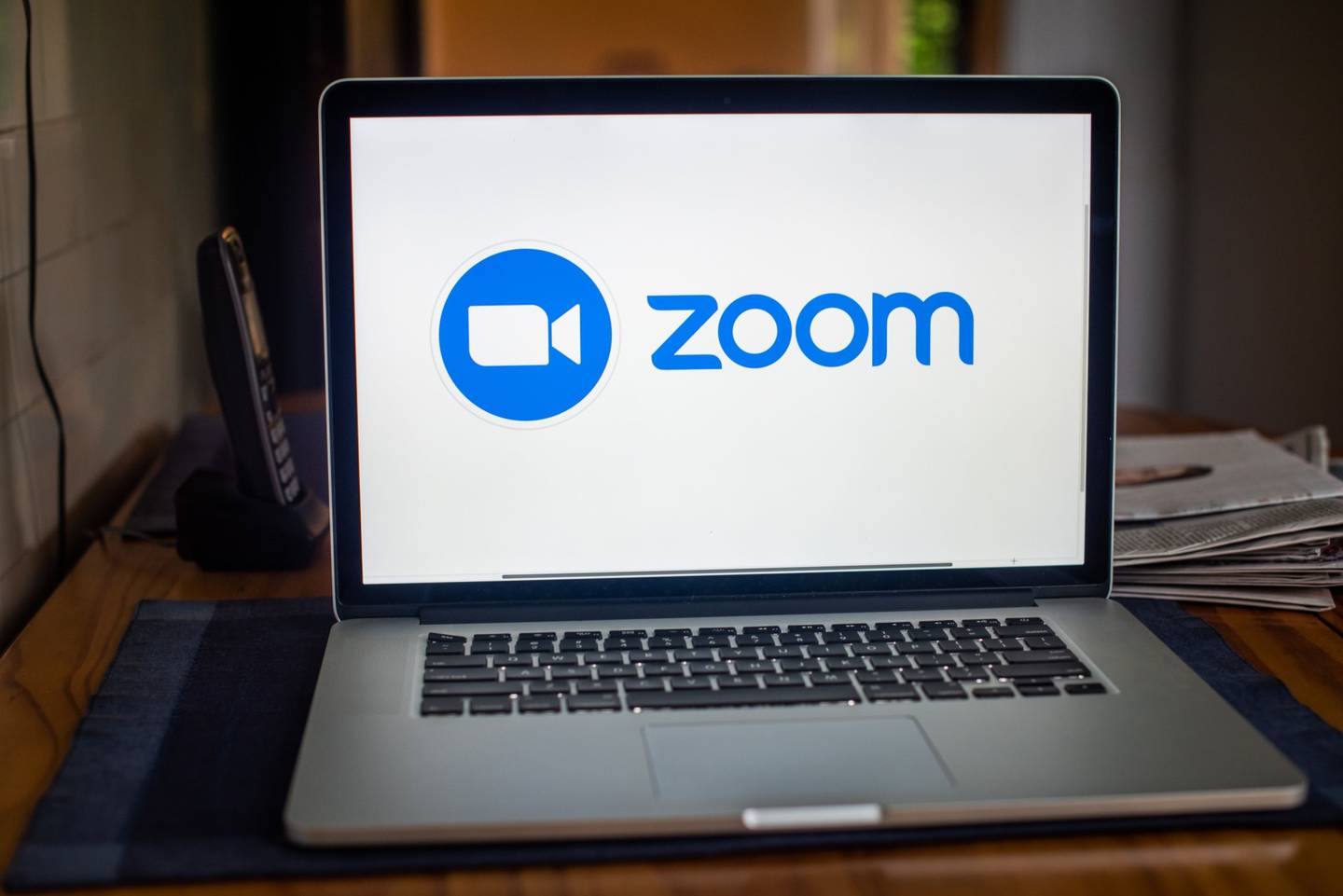 El logotipo de Zoom Video Communications Inc. en un ordenador portátil dispuesto en Dobbs Ferry, Nueva York, EE.UU., el sábado 29 de mayo de 2021. Fotógrafa: Tiffany Hagler-Geard/Bloomberg