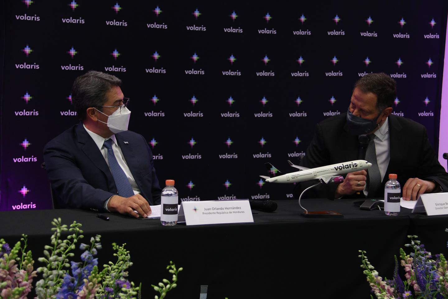 El presidente de Honduras, Juan Orlando Hernández y Enrique Beltranena, CEO de Volaris, durante la firma de un memorándum de entendimiento a finales de julio de 2021.dfd