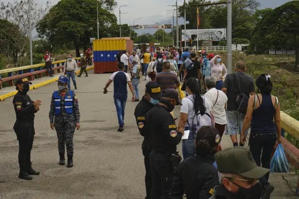 Los peatones cruzan el Puente Internacional Francisco de Paula Santander en su reapertura cerca de la frontera con Venezuela en Cúcuta, Colombia, el viernes 8 de octubre de 2021.