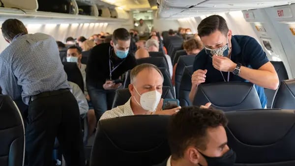 EE.UU. suspende obligación de llevar máscara en aviones tras sentencia de un juezdfd