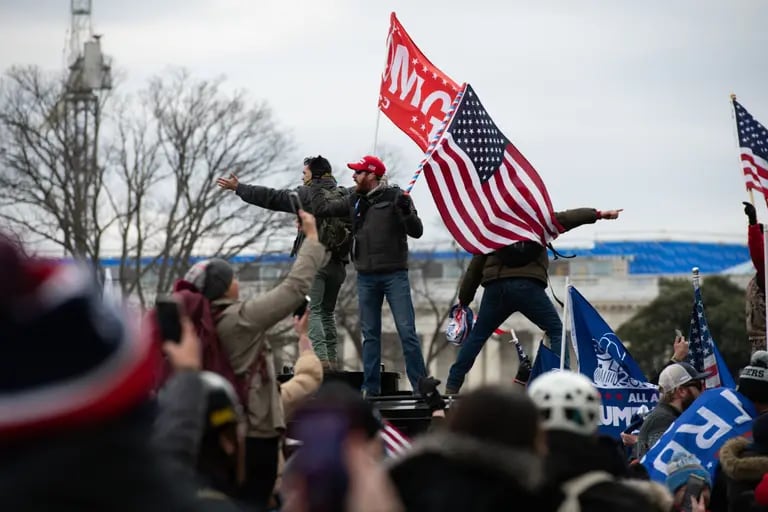 Manifestantes entran en el Capitolio de EE.UU. después de romper las vallas de seguridad durante una protesta en Washington, D.C., EE.UU., el miércoles 6 de enero de 2021. dfd
