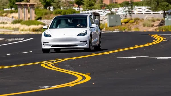 “Frenado fantasma” de Tesla causa nueva investigación a piloto automáticodfd