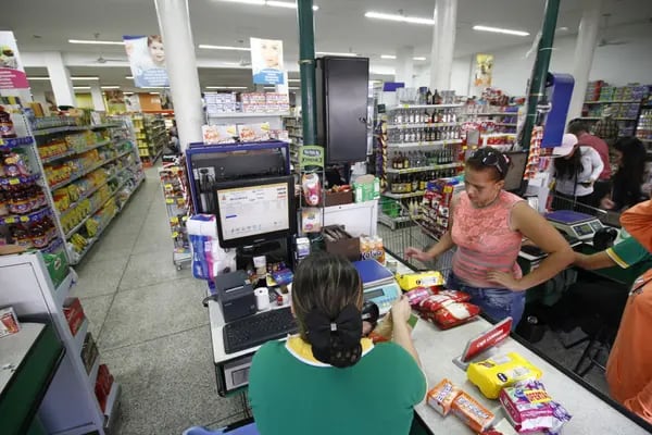 Una mujer compra alimentos en un supermercado en Cúcuta, Colombia, el domingo 17 de julio de 2016.