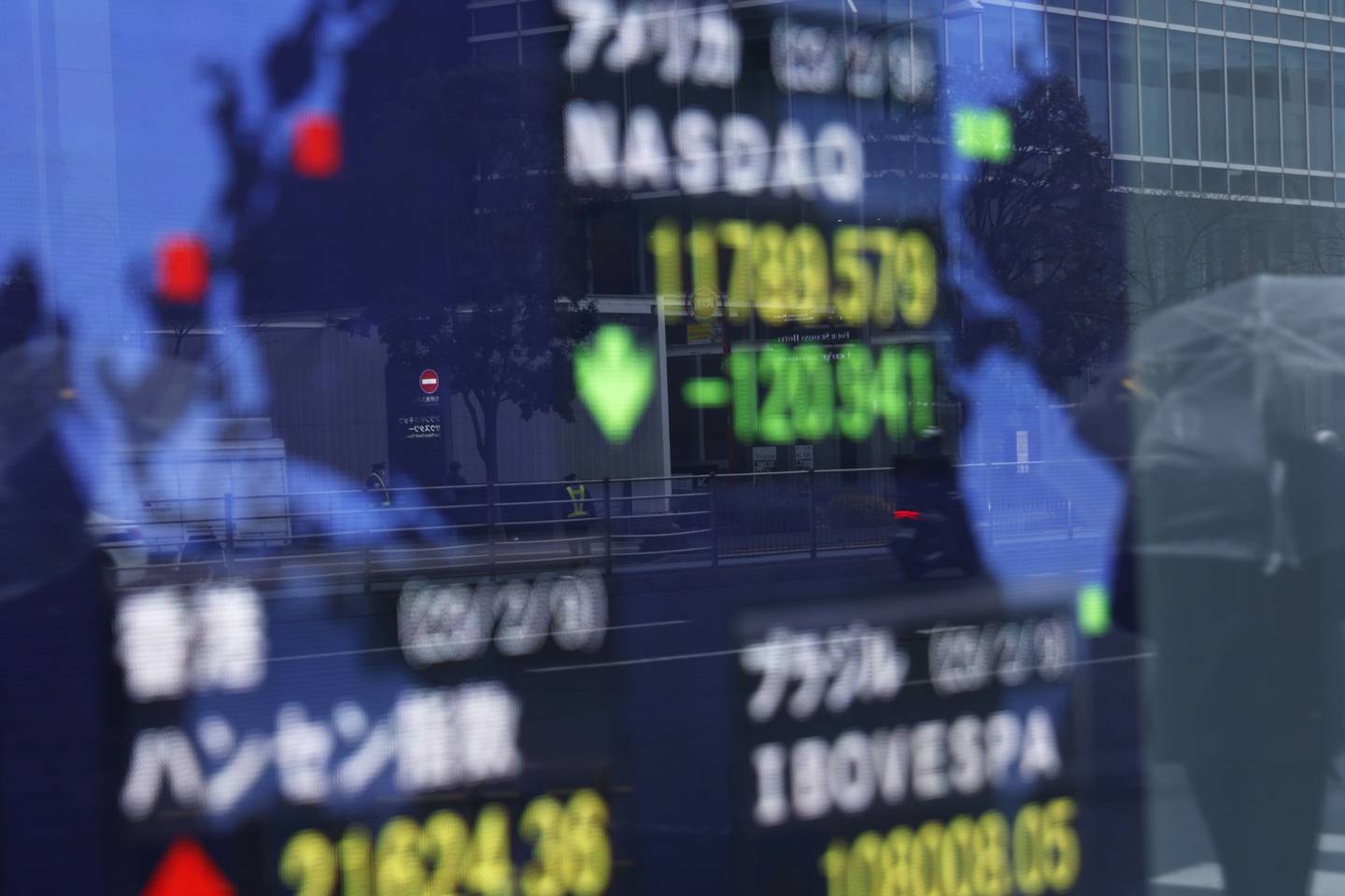 Los guardias de seguridad reflejan en un tablero de valores electrónicos fuera de una empresa de valores en Tokio, Japón, el viernes, 10 de febrero 2023. Fotógrafo: Kiyoshi Ota/Bloomberg