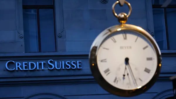 Após queda do Credit Suisse, regulador na Suíça defende mais rigor com bônusdfd