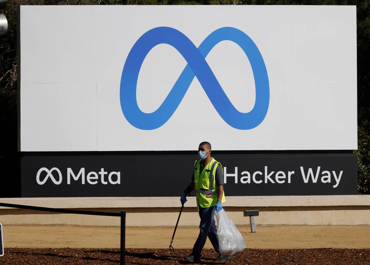 Un trabajador recoge la basura delante del logotipo de Meta, frente a la sede de Facebook el 28 de octubre de 2021 en Menlo Park, California. (Foto de Justin Sullivan/Getty Images)