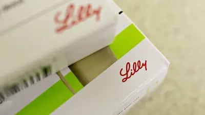 Un logotipo de Eli Lilly & Co. se ve en una caja de medicamentos de insulina en esta fotografía arreglada en una farmacia en Princeton, Illinois, EE.UU., el lunes 23 de octubre de 2017.