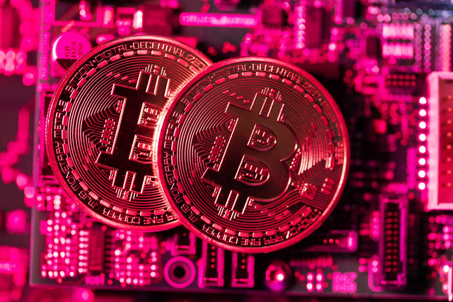 Un montón de monedas que representan la criptomoneda bitcoin se agrupan en el Reino Unido.