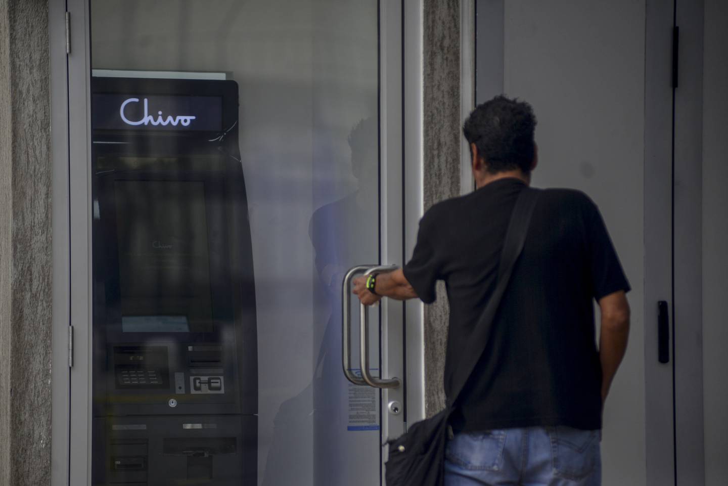 Un cajero automático de bitcoines en la plaza Gerardo Barrios en San Salvador, El Salvador, el 28 de agosto