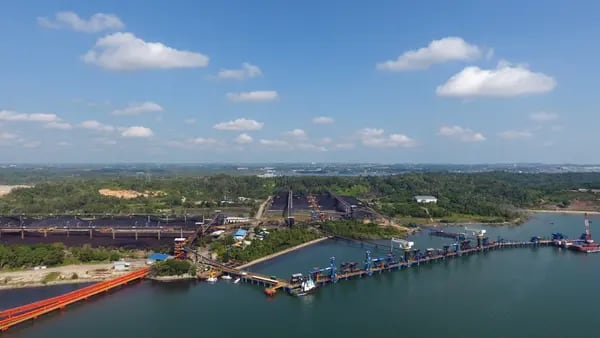 La Terminal de Carbón de Balikpapan (BCT), operada por PT Bayan Resources Tbk, aparece en esta fotografía aérea tomada en la ciudad portuaria de Balikpapan en Kalimantan Oriental, Borneo, Indonesia, el miércoles 27 de noviembre de 2019.