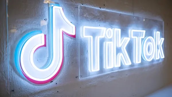 Cámara Baja de EE.UU. aprueba proyecto de ley que obligaría a vender o prohibir TikTokdfd