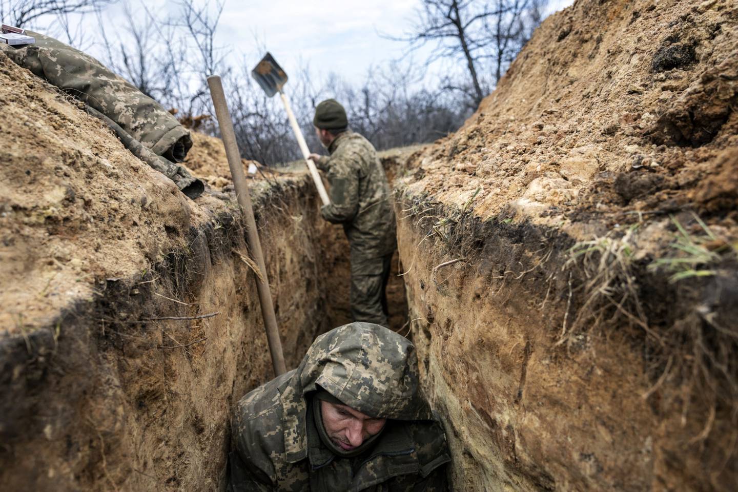 Un soldado de infantería ucraniano de la 28ª Brigada se pone a cubierto en una trinchera parcialmente excavada a lo largo de la línea del frente frente frente a las tropas rusas que se encontraban a 250 metros de distancia el 05 de marzo de 2023 en las afueras de Bakhmut, Ucrania. (Fotografía de John Moore/Getty Images)