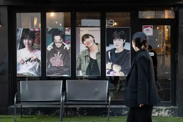 Fotos de J-Hope, miembro de BTS, a la salida de una cafetería cerca de la sede de Hybes en Seúl.
