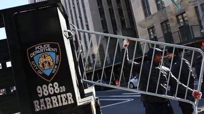 Levantan barricadas en Nueva York ante posible presentación de cargos contra Trumpdfd