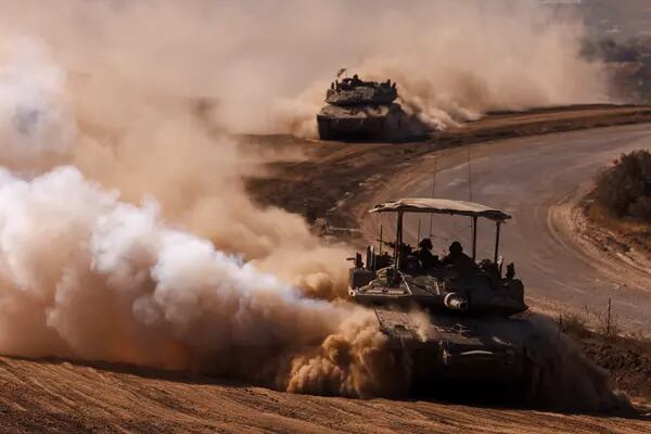 Tanques de guerra israelenses perto da faixa de Gaza