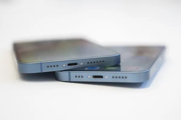 El iPhone 14 Pro con los conectores Lightning actuales. Fotógrafo: Nic Coury/Bloomberg