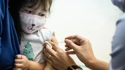 Colombia exigirá carné de vacunación a menores de edad desde este martes.