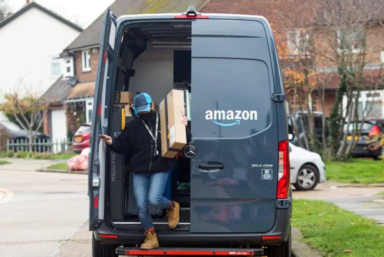 Un repartidor de Amazon.com Inc. recibe un pedido de una furgoneta de reparto en Westcliff-on-Sea, Reino Unido.dfd