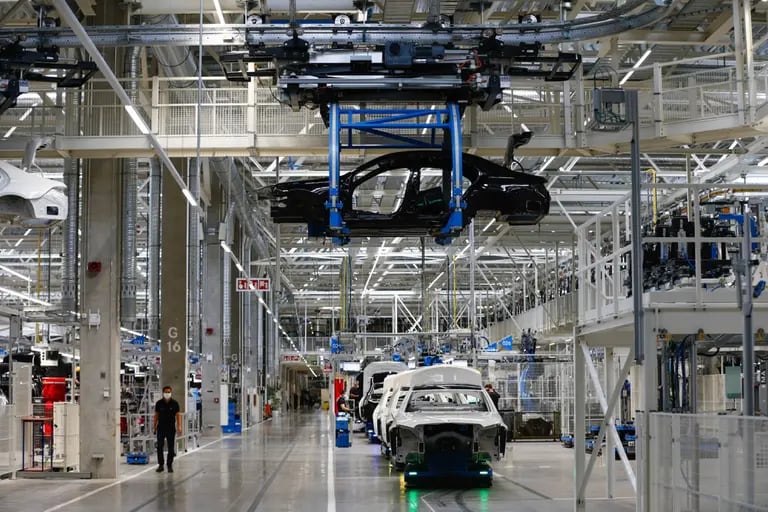 Las carrocerías de las berlinas de lujo de la Clase S se mueven sobre plataformas robóticas autónomas en la fábrica de Mercedes-Benz AG en Sindelfingen, Alemania. Fotógrafo: Michaela Handrek-Rehle/Bloombergdfd