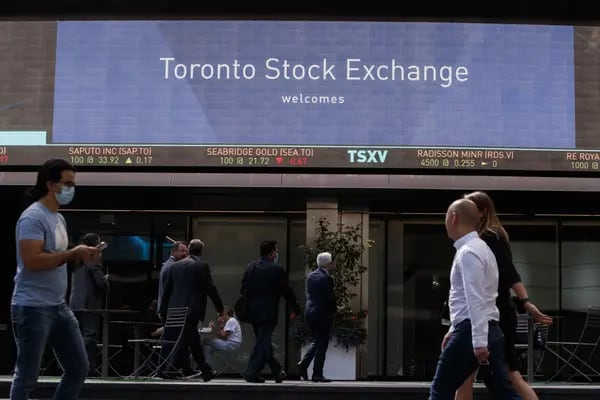 Peatones pasan frente a la Bolsa de Toronto en el distrito financiero de Toronto, Ontario, Canadá, el jueves 16 de septiembre de 2021.
