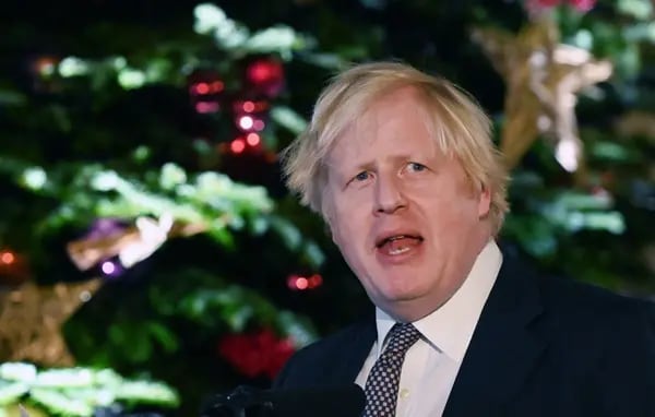 El primer ministro Boris Johnson dijo que el Reino Unido se enfrenta a una emergencia por ómicron y anunció un programa de refuerzo acelerado para que el país supere la crisis.