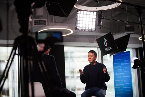 Shouzi Chew, CEO do TikTok, em entrevista no começo do ano ao programa de David Rubenstein, da Bloomberg: estratégia de crescimento passa pela divisão de negócios com empresas (Christopher Goodney/Bloomberg)