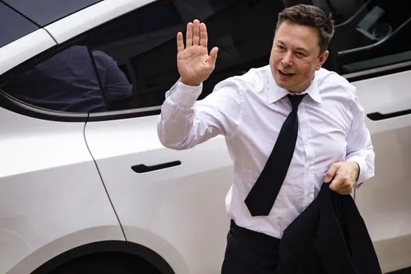 El magnate informó que tiene pensado despedir a 10.000 personas y las acciones de Tesla sufren el golpe