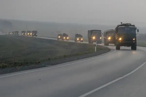Un convoy de vehículos militares rusos avanza hacia la frontera en la región de Donbas, en el este de Ucrania, el 23 de febrero.Fuente: Agencia Anadolu/Getty Images