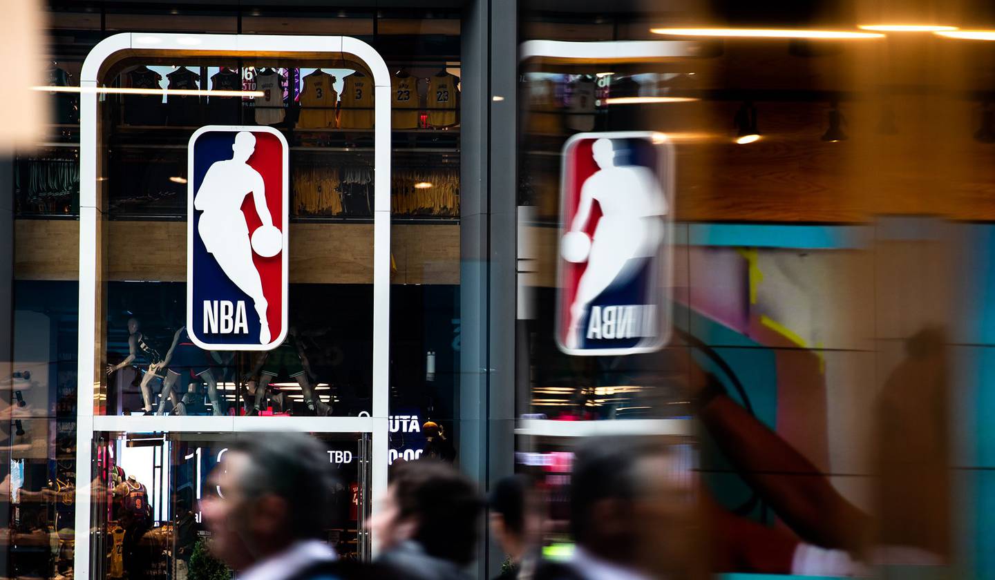 Un logo de la NBA se muestra en la tienda de la NBA de la 5ª Avenida el 12 de marzo de 2020 en la ciudad de Nueva York. Fotógrafo: Jeenah Moon/Getty Images