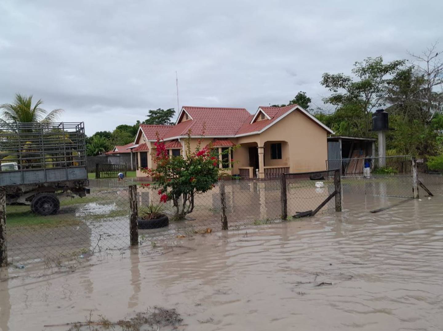 Viviendas inundadas en Petén debido a las intensas lluvias.