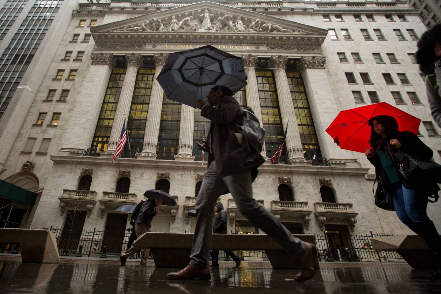 Tempo fechado para ações negociadas na Bolsa de Nova York (foto) e na Nasdaq com o aumento dos juros