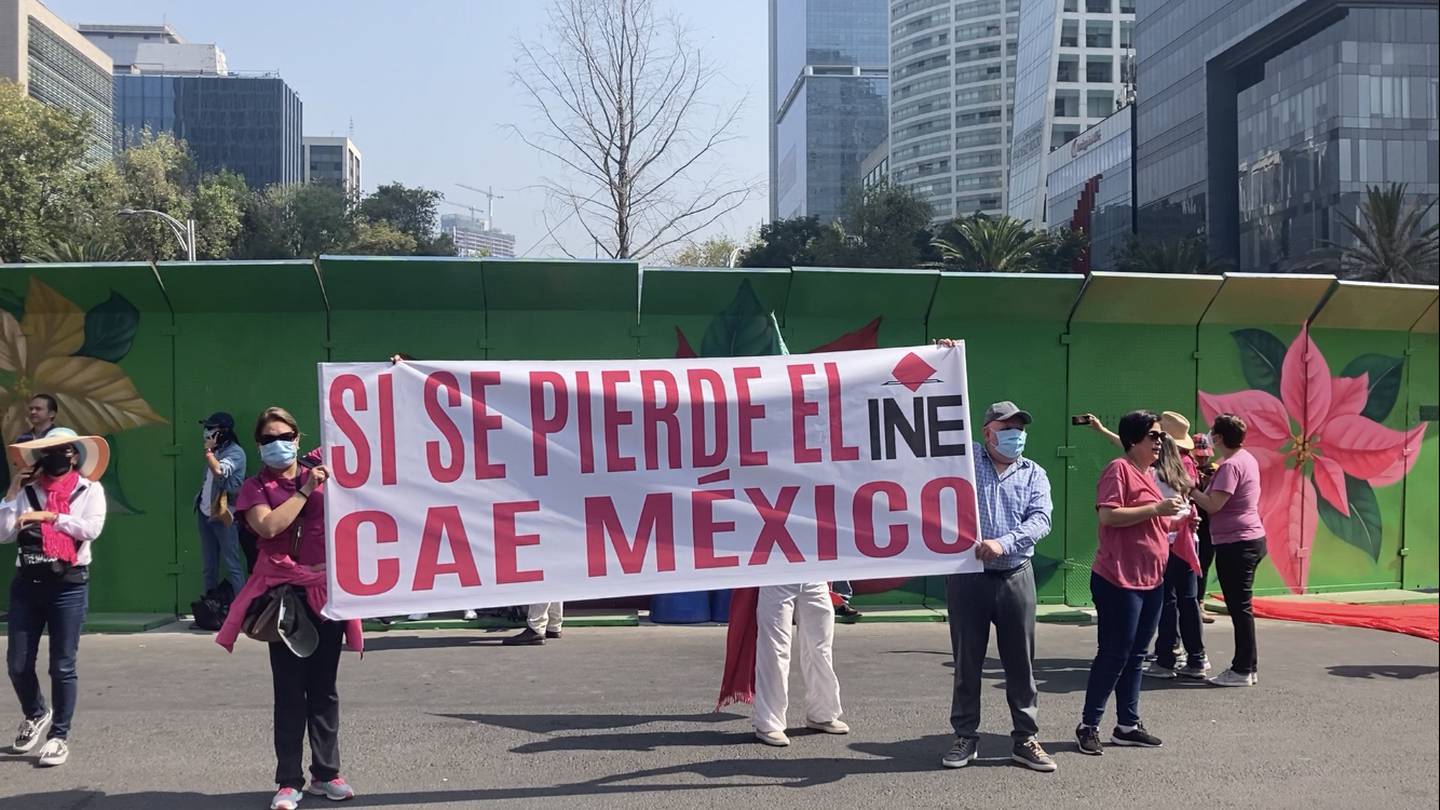 Ciudadanos muestran una manta en defensa del INE en la glorieta del ahuehete, la cual fue intervenida durante la marcha con dibujos alusivos a las miles de personas desaparecidas en México.dfd