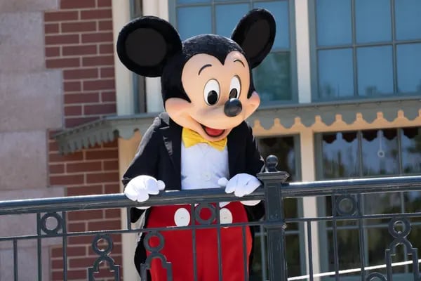 Según la ley actual, Mickey Mouse, que se remonta a un personaje del dibujo animado de 1928 “Steamboat Willie”, perderá la protección de los derechos de autor en 2024.