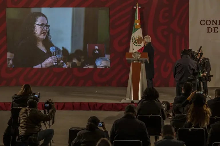 El presidente López Obrador muestra el video de cuando la periodista Lourdes Maldonado, asistió a la conferencia matutina en Palacio Nacional para solicitar el apoyo del presidente.dfd