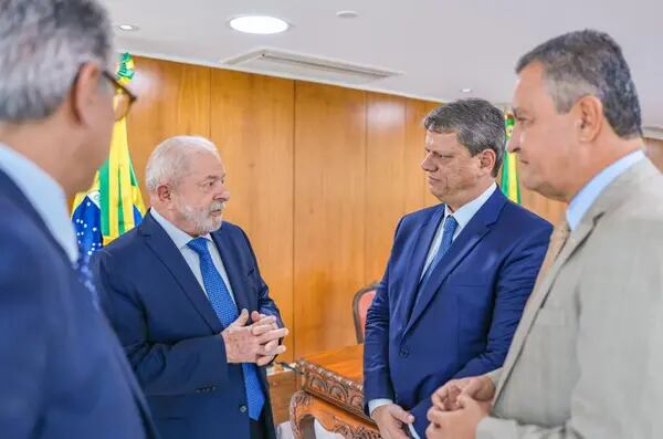 Tarcísio de Freitas (segundo à direita) conversa com Lula, observado por Rui Costa (de cinza), ministro da Casa Civil