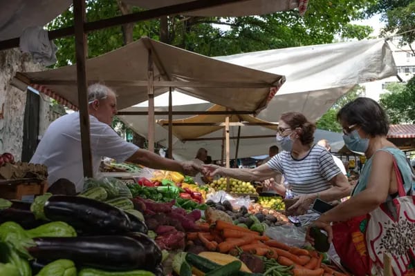 Un comprador adquiere productos en un mercado al aire libre en el barrio de Tijuca de Río de Janeiro, Brasil, el martes 5 de abril de 2022.