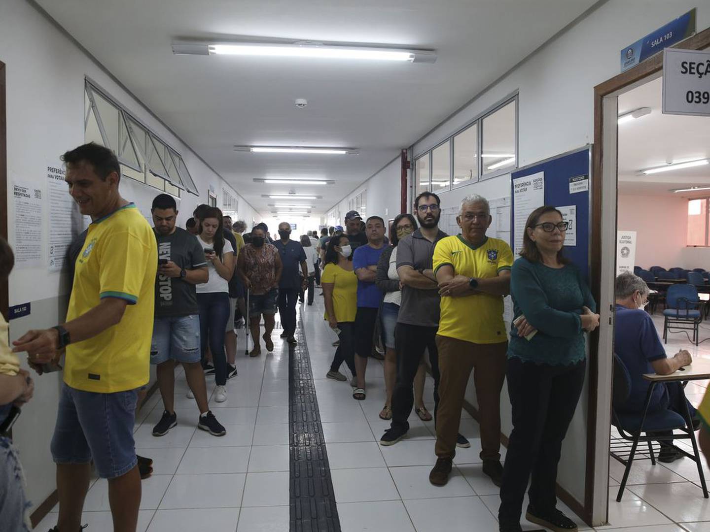 People queue to vote in Brasília